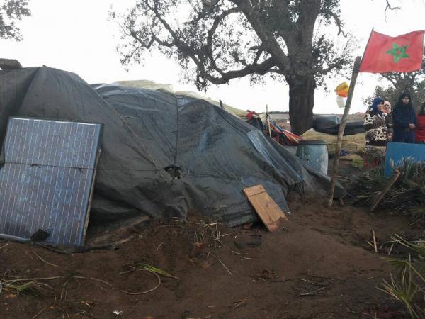 مؤلم : بعد 30 سنة من الخدمة ، رب ضيعة يشرد عائلة من 15 فرد و يرميهم في الغابة تحت رحمة البرد القارس والأمطار الغزيرة ( الصور )