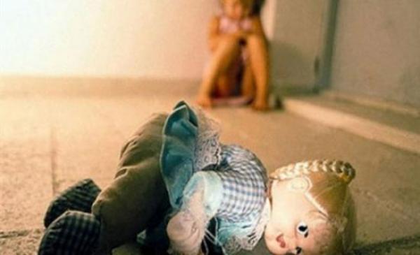 عاجل...مواطنون يحاصرون شخصا مُتزوجا رفقة طفلة عمرها 12 سنة داخل منزله والأمن يدخل على الخط