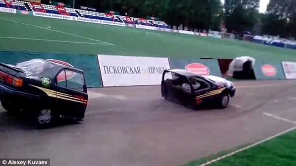 بالفيديو: شاهد كيف شطر سائق سيارته لنصفين