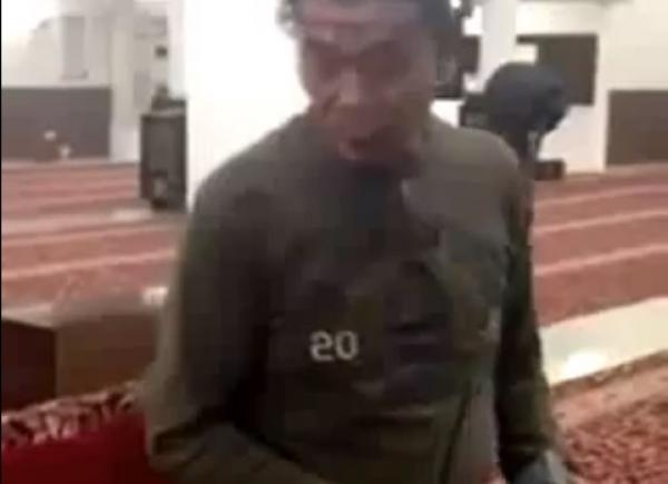 فلبيني ذهب المسجد ليضبط الصوتيات وقال له المؤذن تكلم وأنا أسمع السماعات وكانت المفاجأة !!