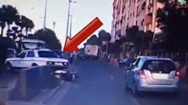 طاكسي كبير دخل في موطور وهرب في الإتجاه المعاكس بالدار البيضاء