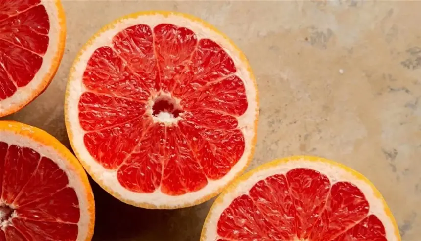 حبة ونصف من الجريب فروت يومياً قد تخفّض ضغط الدم… لكن احذر التفاعلات الدوائية!