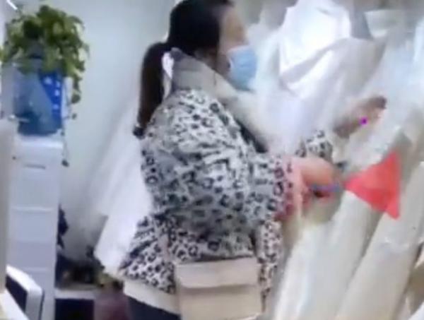 بسبب رفض ارجاع عربونها،‏امرأة غاضبة تمزق أكثر من 30 فستان زفاف بآلاف الدولارات(فيديو)