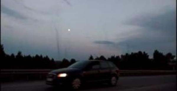 بالفيديو.. لقطات مرعبة لأعداد ضخمة من البعوض تشبه الأعاصير