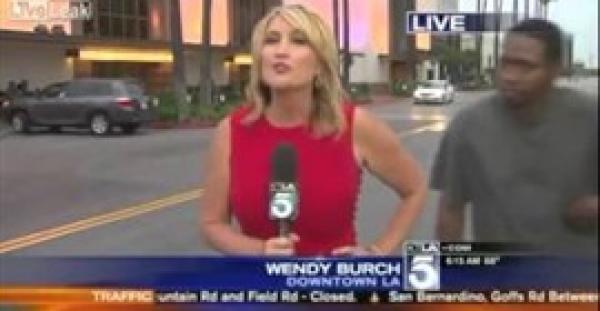 بالفيديو.. شاهد ماذا فعل شاب بمذيعة على الهواء