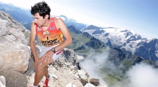 إسباني يحقق رقماً قياسياً ويتسلق جبل إيفرست في 17 ساعة