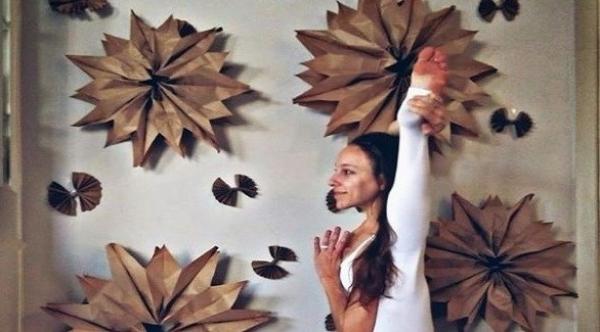 تعرف على المرأة التي تقوم بجميع نشاطاتها أثناء ممارسة اليوغا