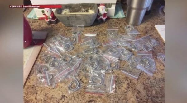 صدمة لرجل بعد تلقيه 48 سواراً من الماس بالبريد عن طريق الخطأ