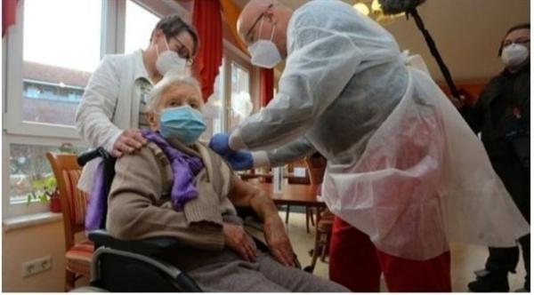 مسنّة تجاوزت المائة أول من تلقى لقاح كورونا في ألمانيا