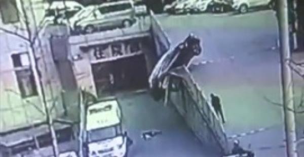 بالفيديو.. نجاة أم وابنها من الموت بعد تعرضهما لحادث مروع