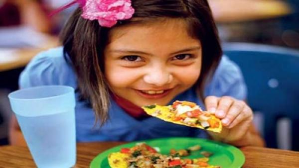 4   أطعمة يجب الحذر من تقديمها للأطفال في الحر