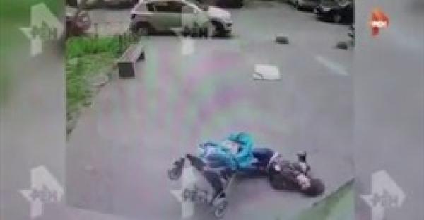 بالفيديو.. كلتة خرسانية تسقط على رأس سيدة