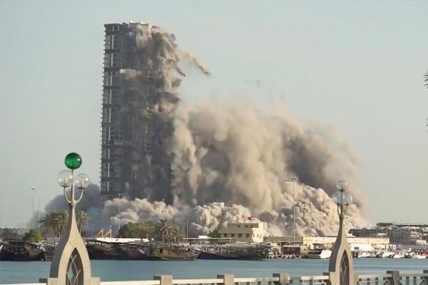 هدم أبراج "ميناء بلازا" بأبوظبي خلال 10 ثوان(فيديو)