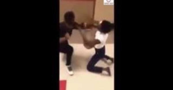 بالفيديو.. فتاة تلقن زمليتها «علقة ساخنة» على طريقة «خناقات الشوارع»