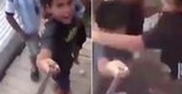 بالفيديو.. لحظة انهيار سطح منزل بأطفال أثناء التقاطهم صورة سيلفي