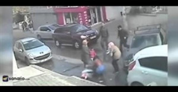 بالفيديو.. سيارة طائشة تطيح بامرأة ورضيعها عدة أمتار