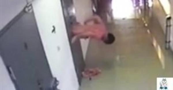 بالفيديو.. لحظة هروب سجين عاريا عبر فتحة في باب الزنزانة