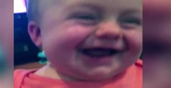بالفيديو.. ضحكة طفل تبهر مواقع التواصل