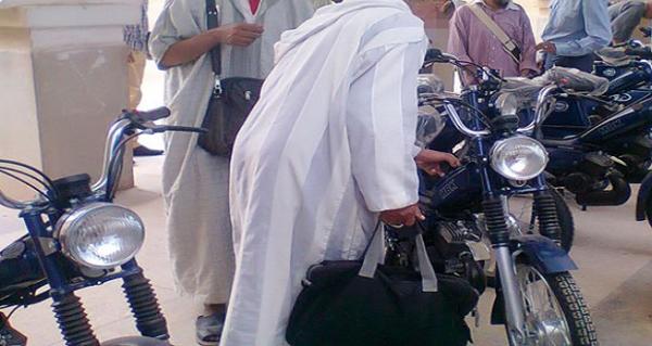 هي فوضى..."مقدم" يقتحم استوديوهات إذاعية ويطالب الحاضرين ببطائقهم على الهواء