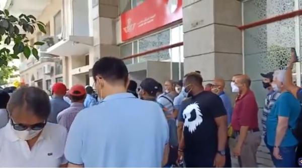 ازدحام كبير على وكالات الخطوط الملكية المغربية بفرنسا
