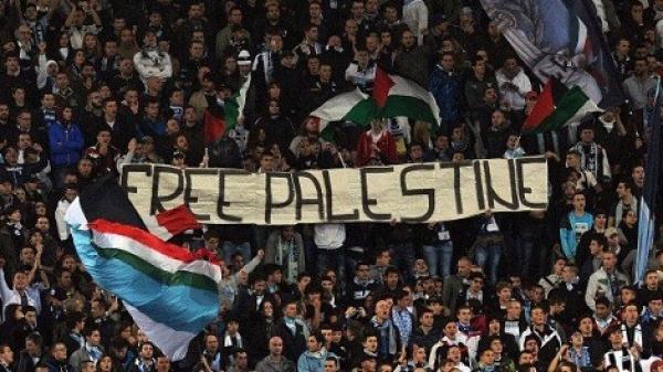صورة : جمهور لاتسيو يناصر فلسطين بلافتة عملاقة