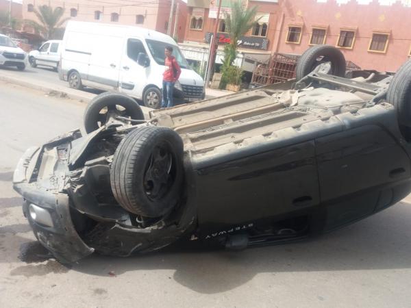 حادثة سير خطيرة بين شاحنة وسيارة خفيفة كان على متنها موظفين جماعيين