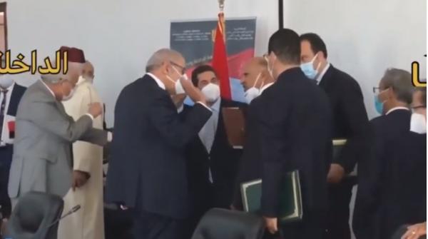 أمام أنظار الوزير أمزازي .. رد فعل قوي من والي الداخلة على احتجاج رئيس جماعة(فيديو)