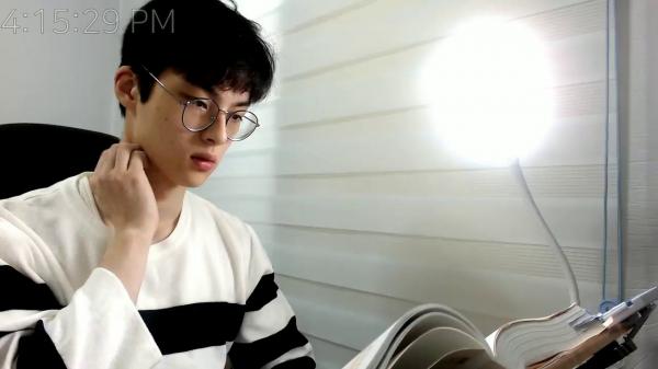 بالفيديو: يصبح نجماً على اليوتيوب بمقاطع طويلة تظهره وهو يدرس بصمت