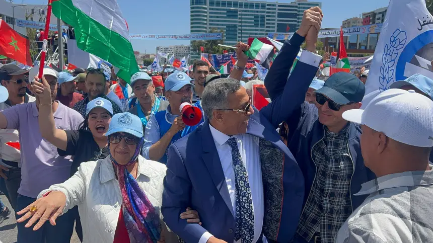 مناضلو "UMT" يحملون مخارق على الأكتاف..والأخير: قانون الإضراب هو "الأكثر تقييداً في تاريخ المغرب"