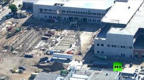 شاهد .. رافعة تسقط على مقر شرطة بمدينة أمريكية