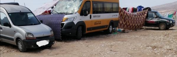 بلا حشمة.. الناس خيمات فسيارات الجماعات (صورة)