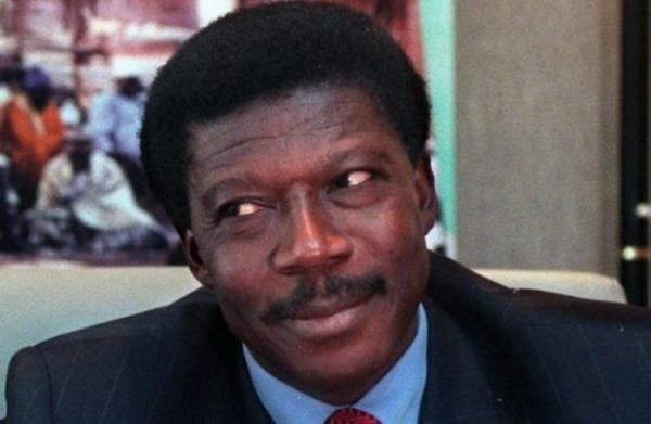 هذا هو "الساحر الإفريقي " الذي فر بالملايين من بنك دبي باستعمال "السحر الأسود"