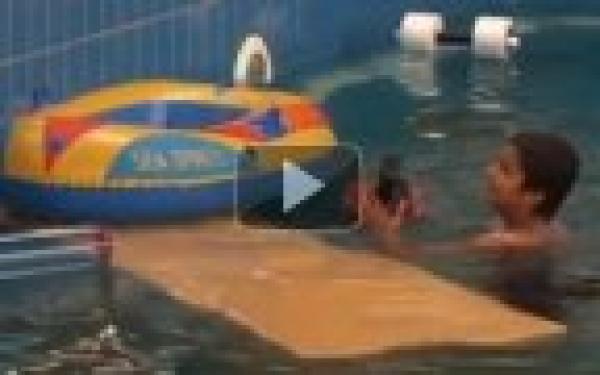  أطفال يسبحون في مسبح عائشة القذافي