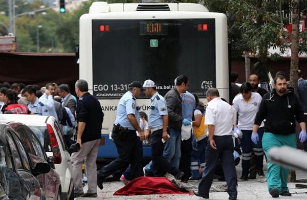 تركيا تبدأ بتشييع ضحايا تفجيري أنقرة والحكومة تعلن الحداد 3 أيام