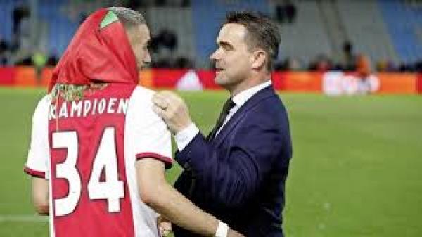 المدير الرياضي لأياكس يفتح النار على أوزيل بسبب زياش