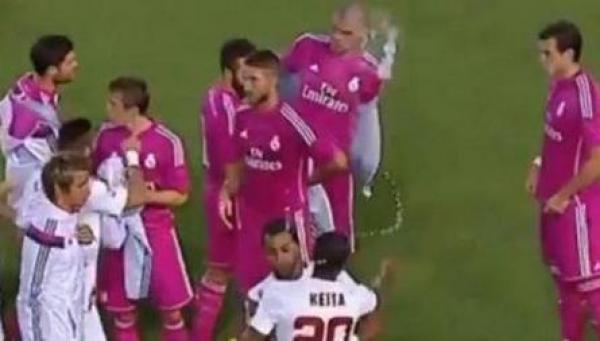 كيتا يرفض مصافحة بيبي ويقذفه بقنينة ماء