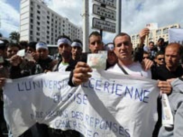 احتجاج عشرات الطلبة أمام مقر الرئاسة في الجزائر 