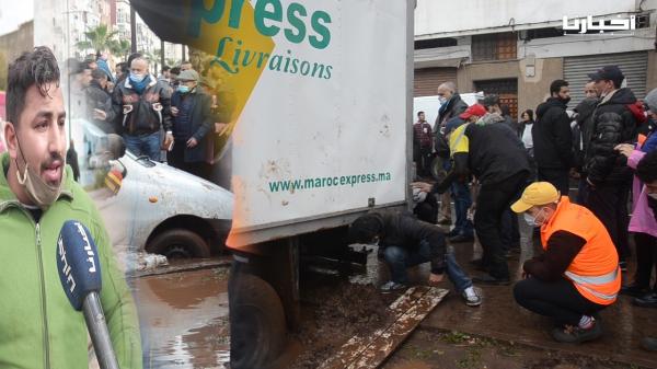 بسبب الاختناق المروري .. سائقون حاولوا المرور بسيارتهم عبر سكة الترامواي فعلقوا بها