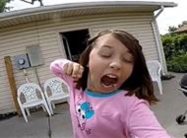 بالفيديو: طفلة تقلع ضرسها المؤقت بالقوس والسهم