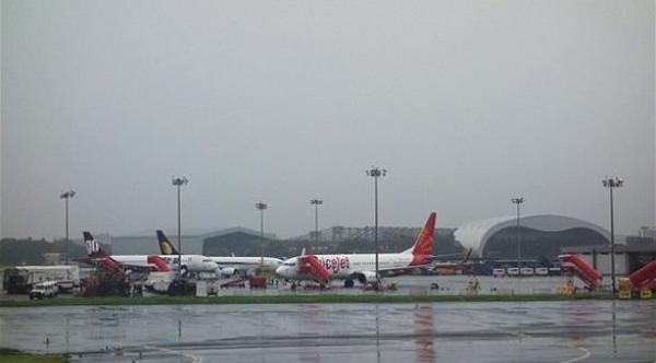 محرّك طائرة هندية يشفط عاملاً في مطار مومباي