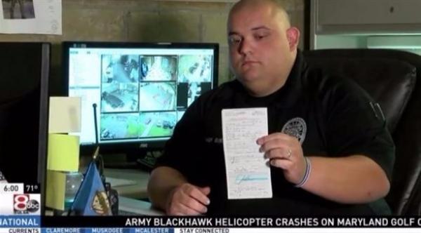 مأمور شرطة يتجاوز السرعة فيحرر مخالفة مرورية لنفسه