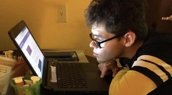 من أجل جمع التبرعات لصالح الأطفال المرضى .. شاب يبث ألعاب الفيديو على مدار الساعة