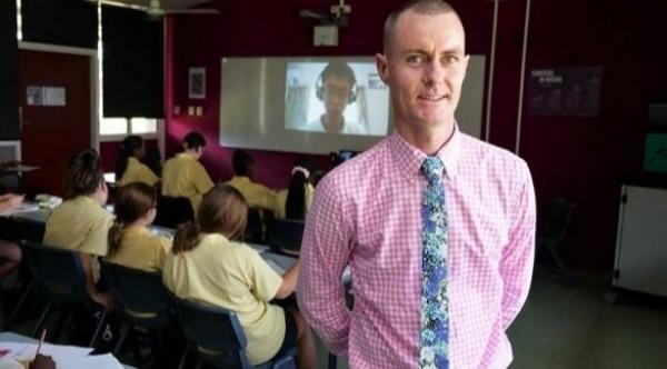 بسبب كورونا.. مدرس رياضيات يدرس طلابه عبر الإنترنت