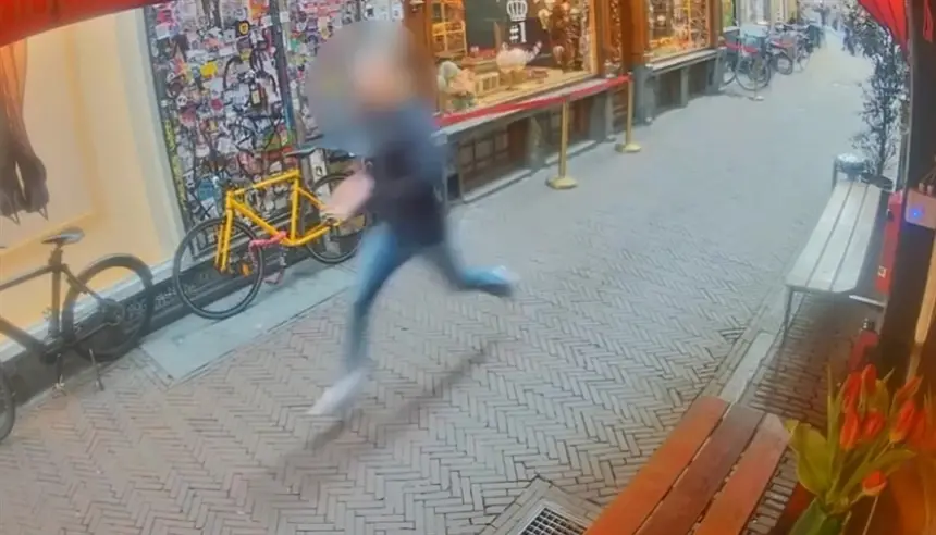 بطل في قلب أمستردام.. سائح بريطاني يطارد مسلحاً ويمنع مجزرة