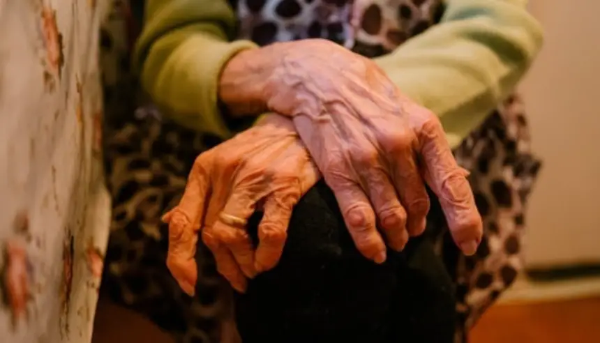 جريمة تقشعر لها الأبدان.. شاب ينهي حياة والدته بـ"حجر"