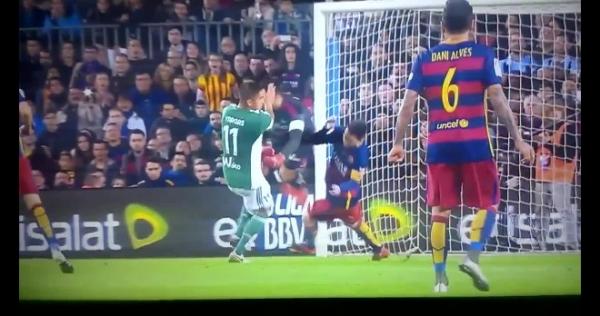 تدخل عنيف من حارس بتيس ضد ميسي