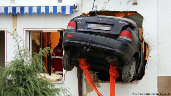 سيدة تقتحم بسيارتها غرفة نوم وتحط على السرير