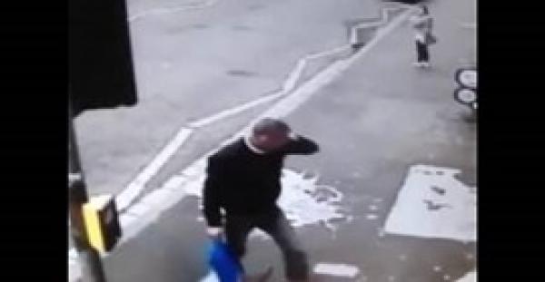 شاهد.. رجل حاول التحديق في امرأة فنال درسا لن ينساه