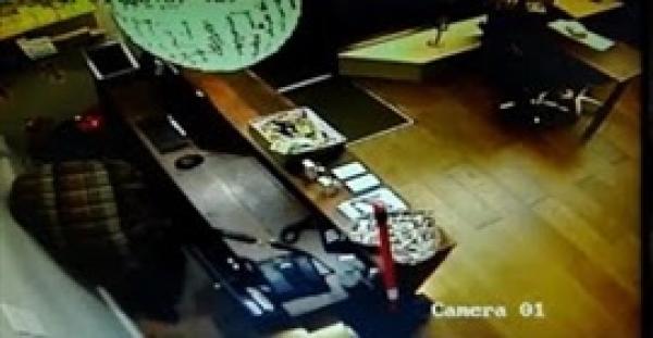 بالفيديو والصور.. لص يحسب النقود التي سرقها قبل مغادرته المكان