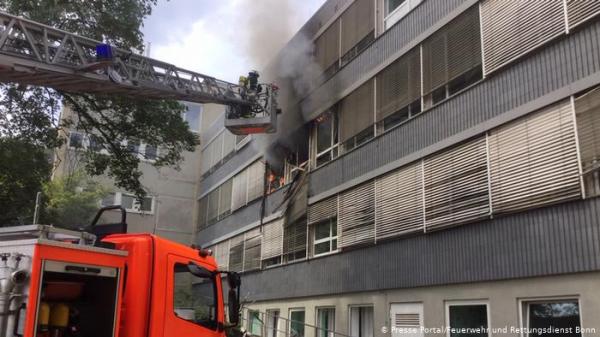 طالبا لجوء يشعلان النيران في مأوى يسكنه مغاربيون